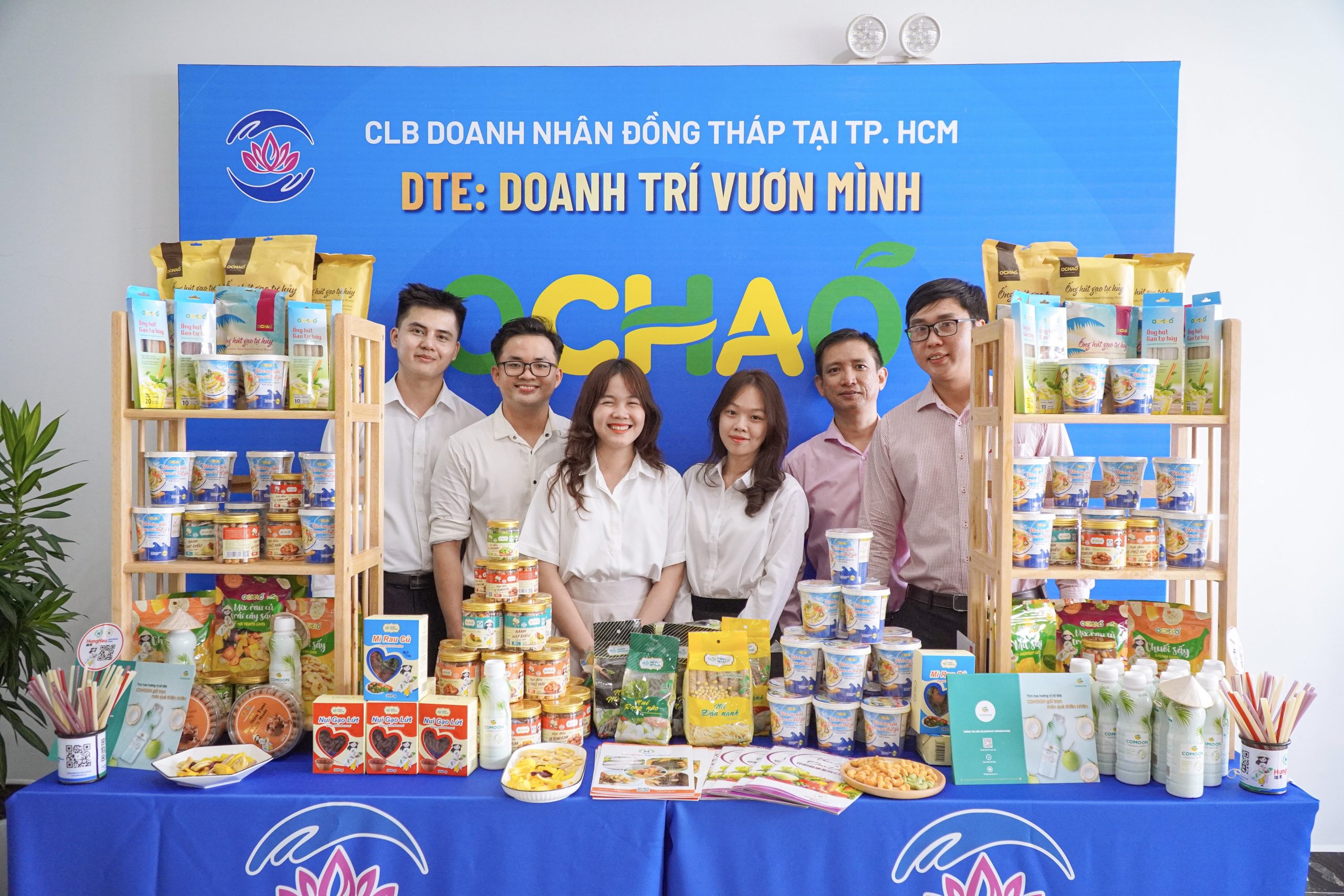 Nhân viên Hùng Hậu Foods đứng các sản phẩm của OCHAO tại gian hàng trưng bày của sự kiện DTE