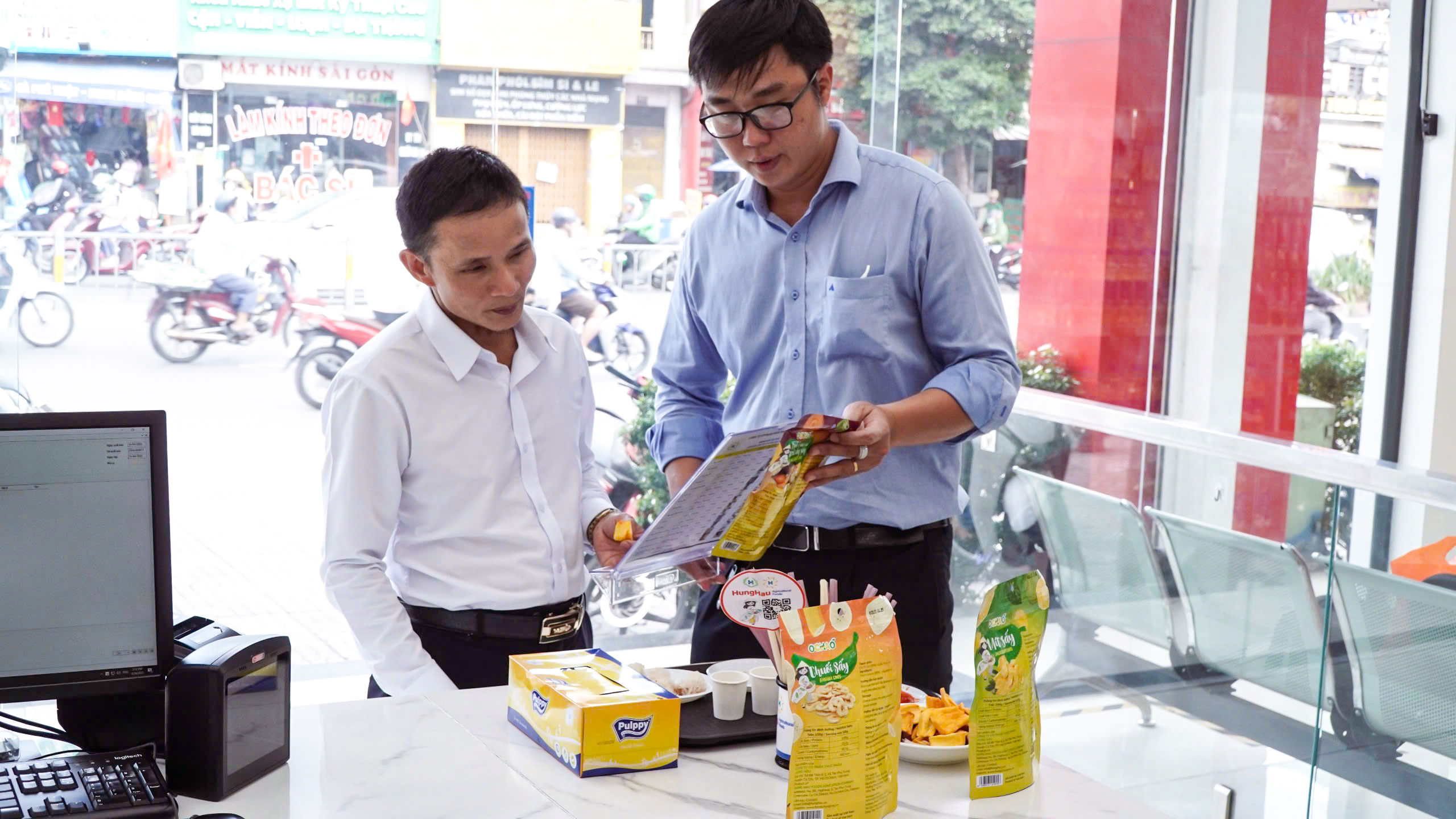 Nhân viên Hùng Hậu Foods đang giới thiểu mặt hàng trái cây sấy cho khách hàng