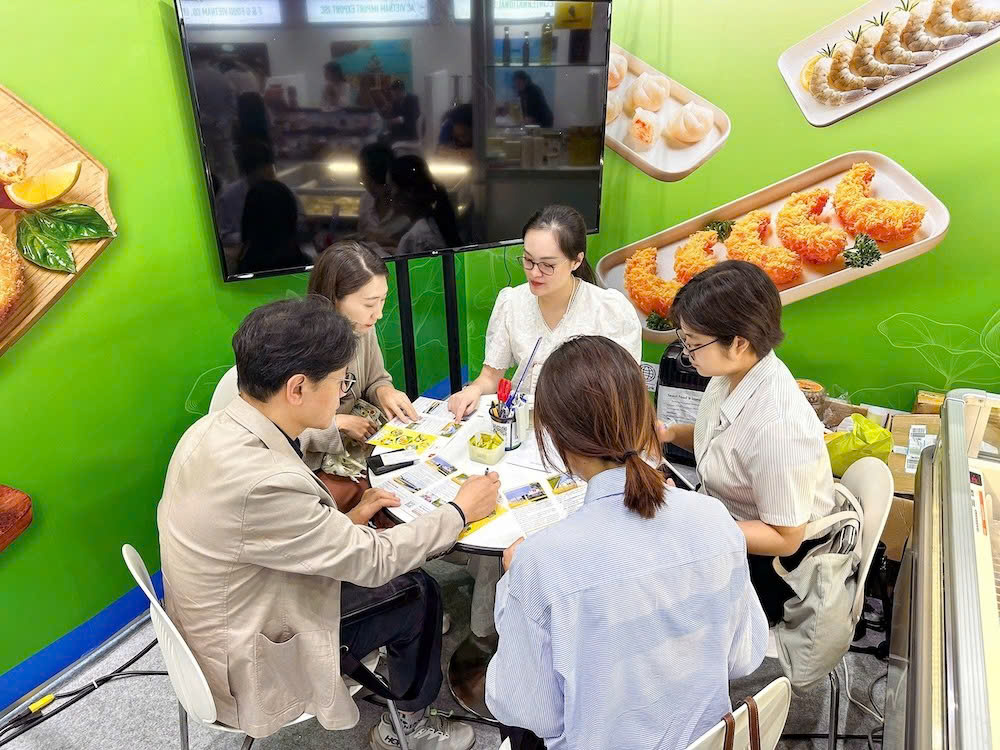Nhân viên Hùng Hậu Foods tích cực kết nối, giới thiệu sản phẩm đến các đối tác tại triển lãm.