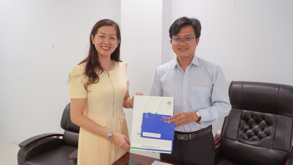 CB-CNV Hùng Hậu rạng rỡ nhận quà nhân ngày truyền thống 26/06