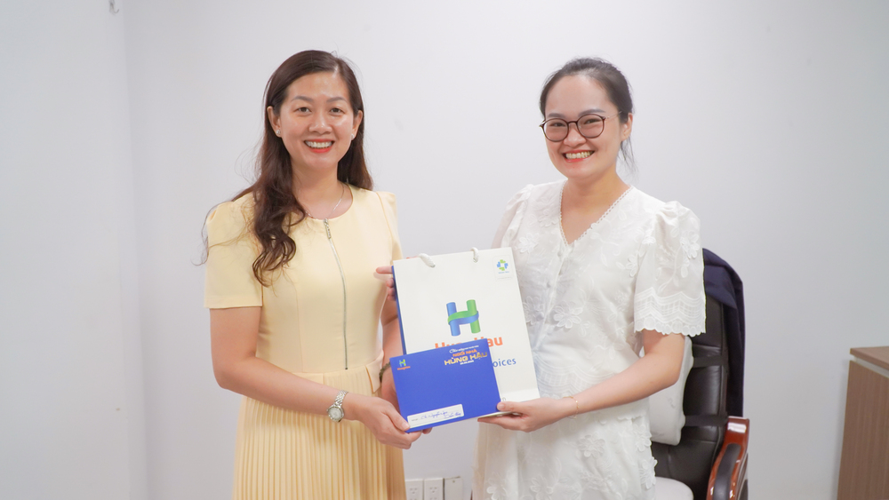 CB-CNV Hùng Hậu rạng rỡ nhận quà nhân ngày truyền thống 26/06