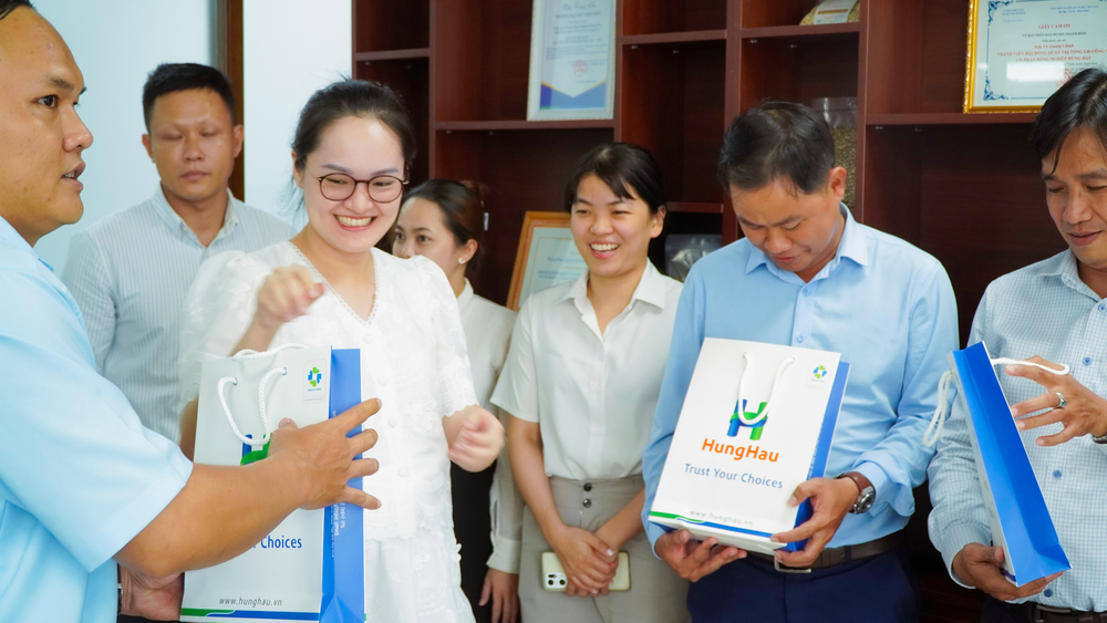 CB-CNV Hùng Hậu rạng rỡ nhận quà nhân ngày truyền thống 26/06