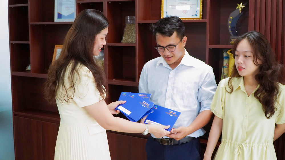 CB-CNV Hùng Hậu rạng rỡ nhận quà nhân ngày truyền thống 26/06