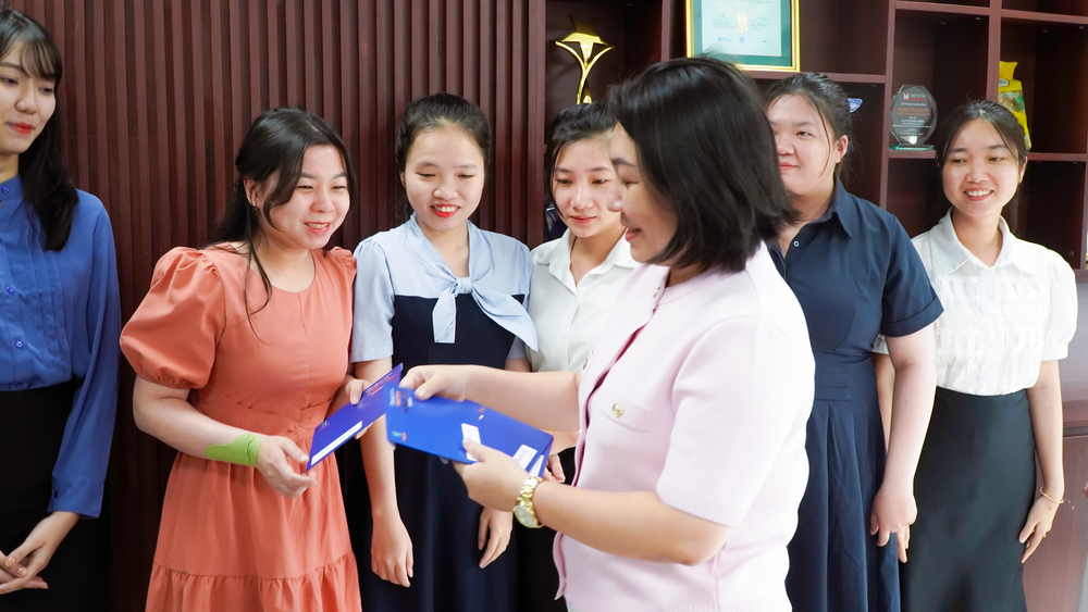 CB-CNV Hùng Hậu rạng rỡ nhận quà nhân ngày truyền thống 26/06