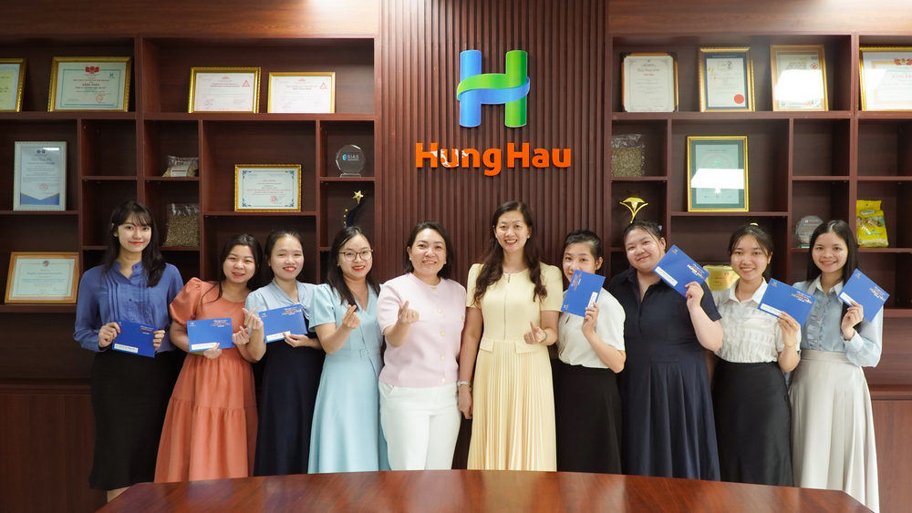 CB-CNV Hùng Hậu rạng rỡ nhận quà nhân ngày truyền thống 26/06