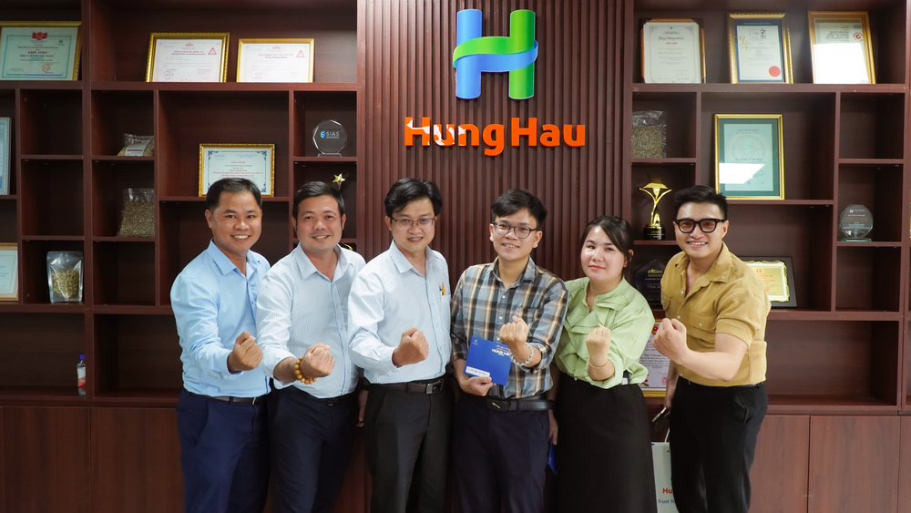 CB-CNV Hùng Hậu rạng rỡ nhận quà nhân ngày truyền thống 26/06