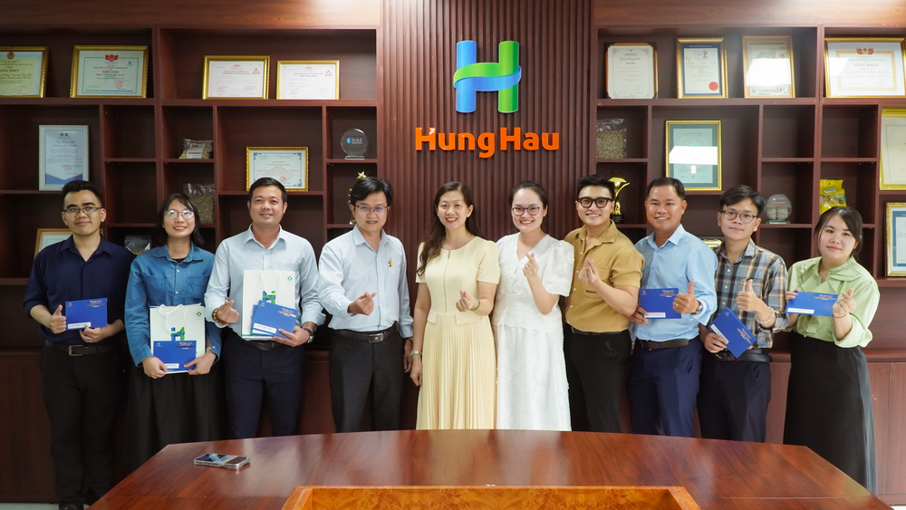CB-CNV Hùng Hậu rạng rỡ nhận quà nhân ngày truyền thống 26/06