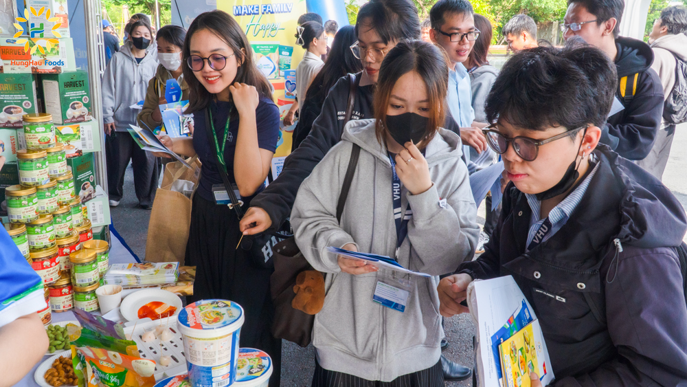 Hùng Hậu Foods tại Ngày hội Việc làm 2025 - VHU Job Fair