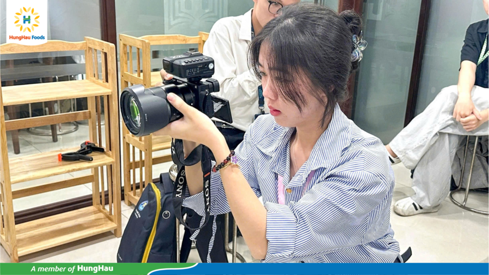 Sinh viên tham gia chụp ảnh sản phẩm tại studio công ty