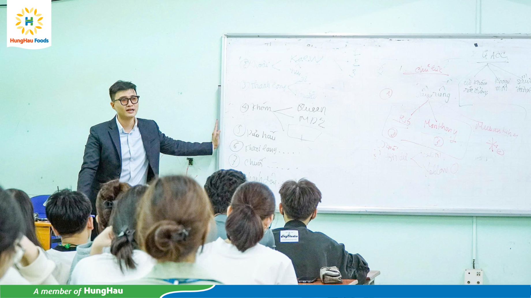 CBQL đến từ Ban Hành chính Nhân sự, Ban Phát triển Kinh doanh và Ban Sản phẩm Vận hành đồng hành cùng sinh viên