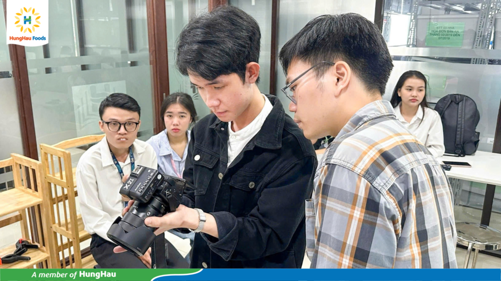 Sinh viên tham gia chụp ảnh sản phẩm tại studio công ty