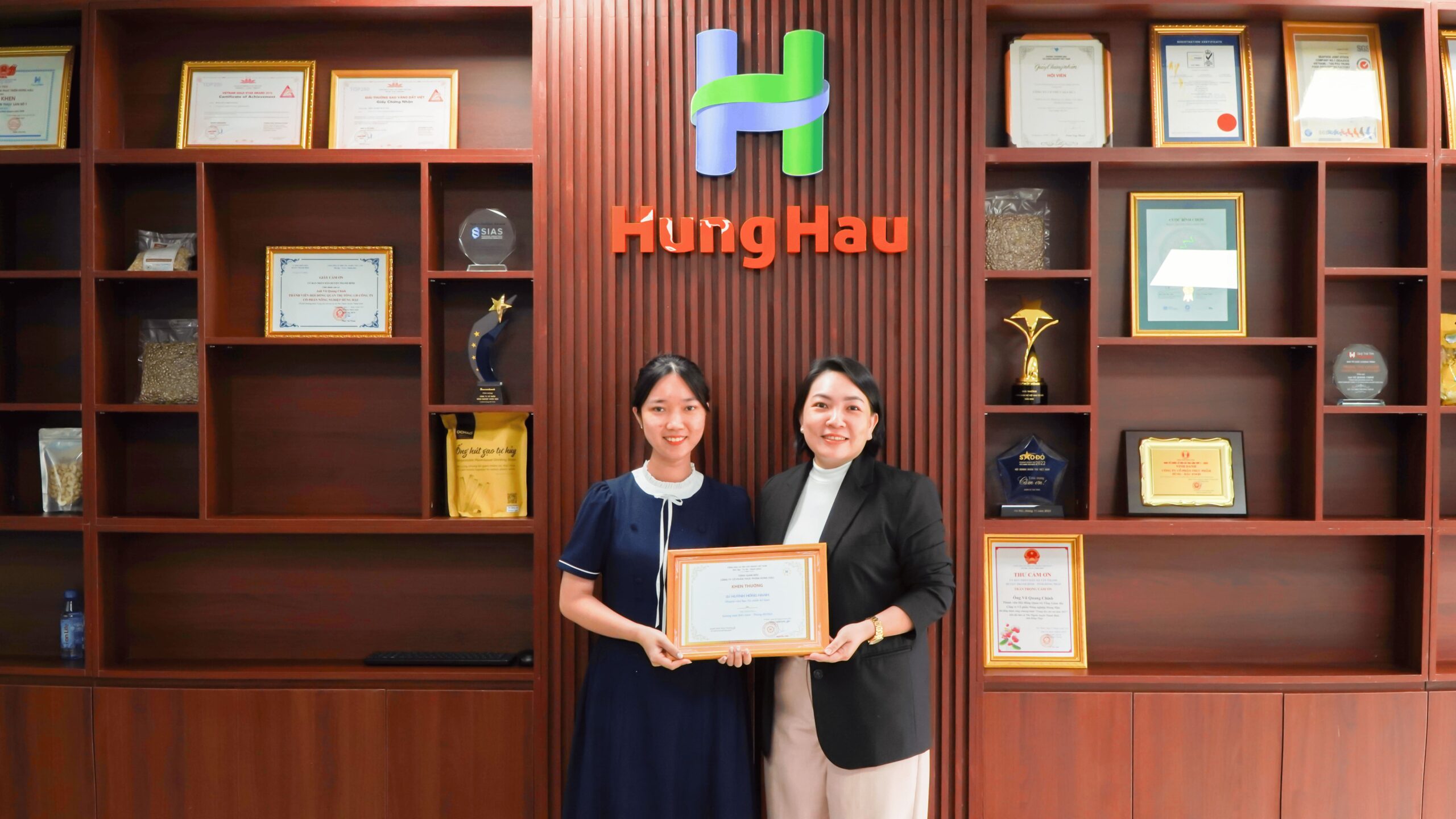 Bà Phạm Thị Bích Như - Phó Tổng Giám đốc HungHau Foods trao bằng khen và phần thưởng cho chị Huỳnh Hồng Hạnh nhân viên xuất sắc