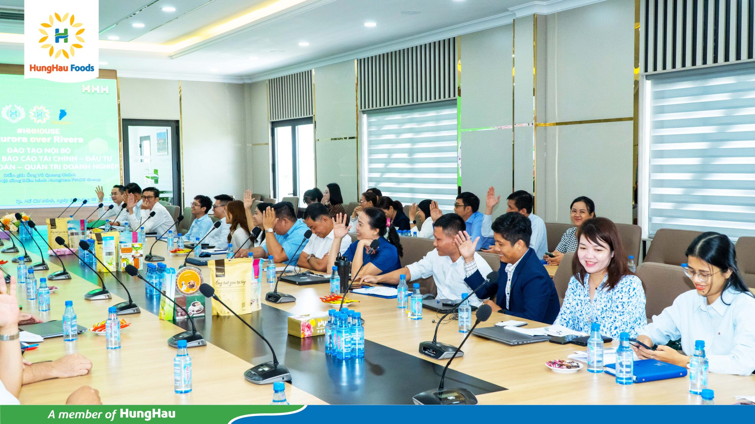 Vũ Quang Chính - Chủ tịch Hội đồng Điều hành HungHau FMCG Group trực tiếp hướng dẫn