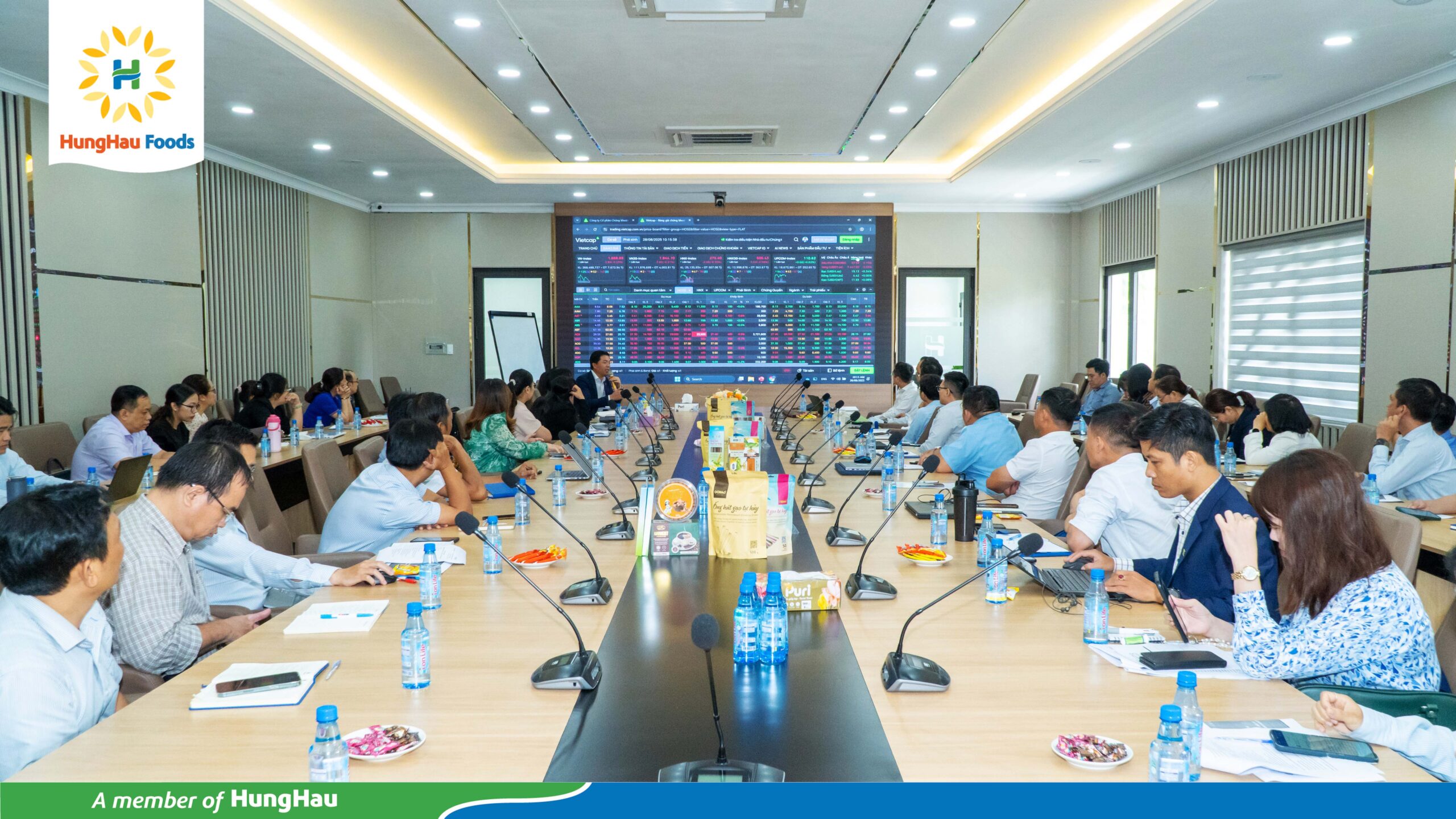 Vũ Quang Chính - Chủ tịch Hội đồng Điều hành HungHau FMCG Group trực tiếp hướng dẫn