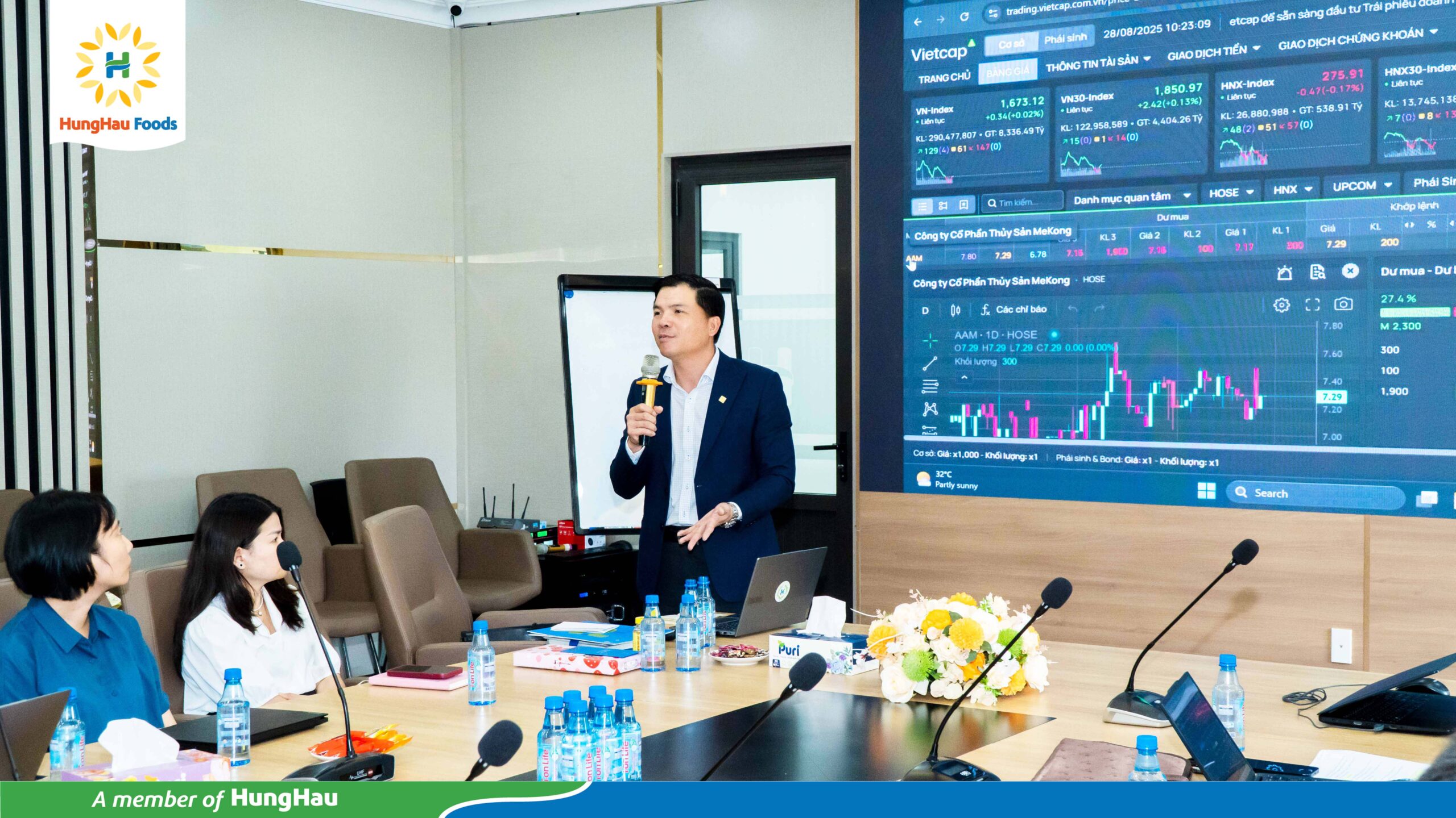 Vũ Quang Chính - Chủ tịch Hội đồng Điều hành HungHau FMCG Group trực tiếp hướng dẫn