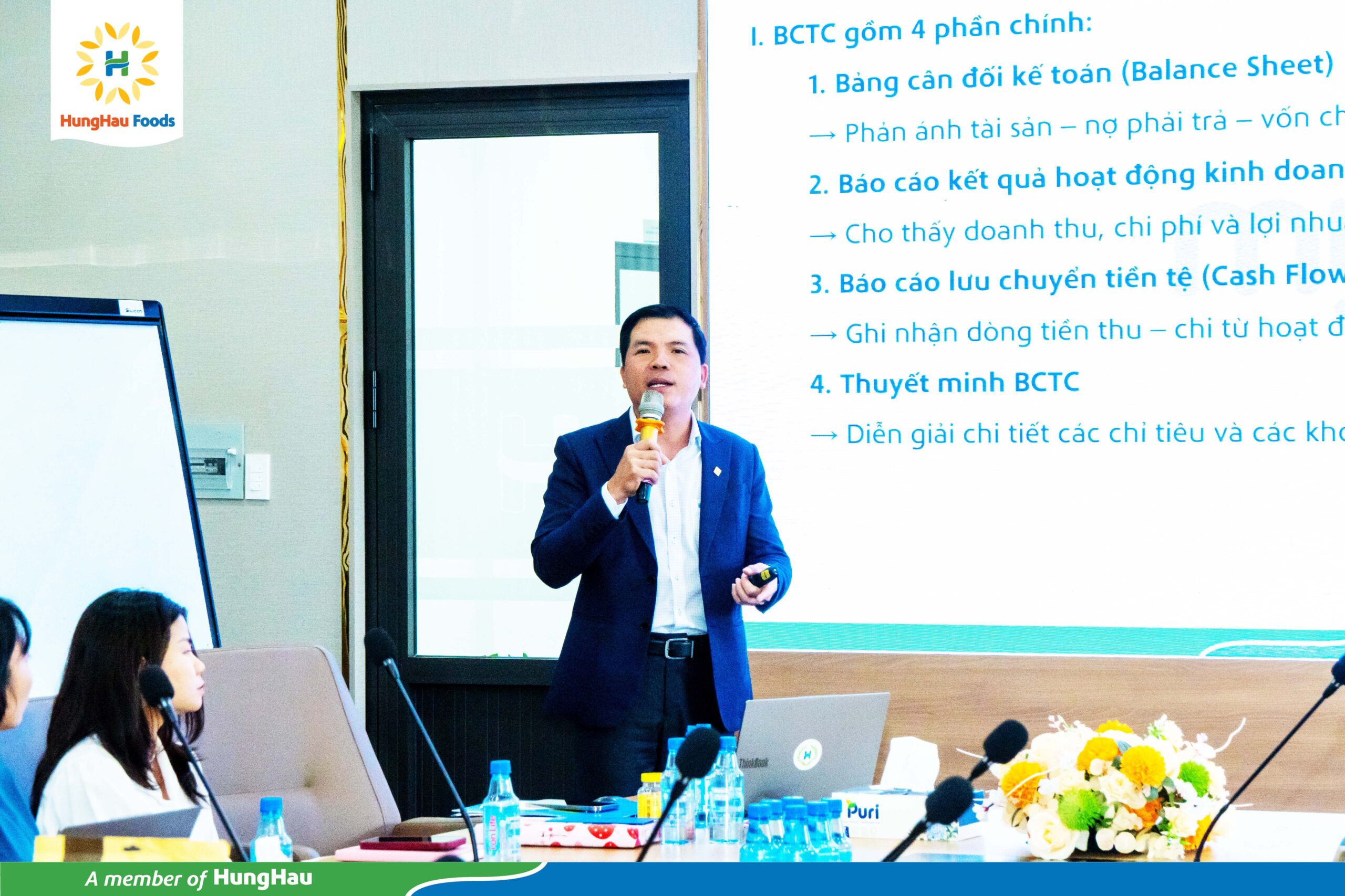 Vũ Quang Chính - Chủ tịch Hội đồng Điều hành HungHau FMCG Group trực tiếp hướng dẫn