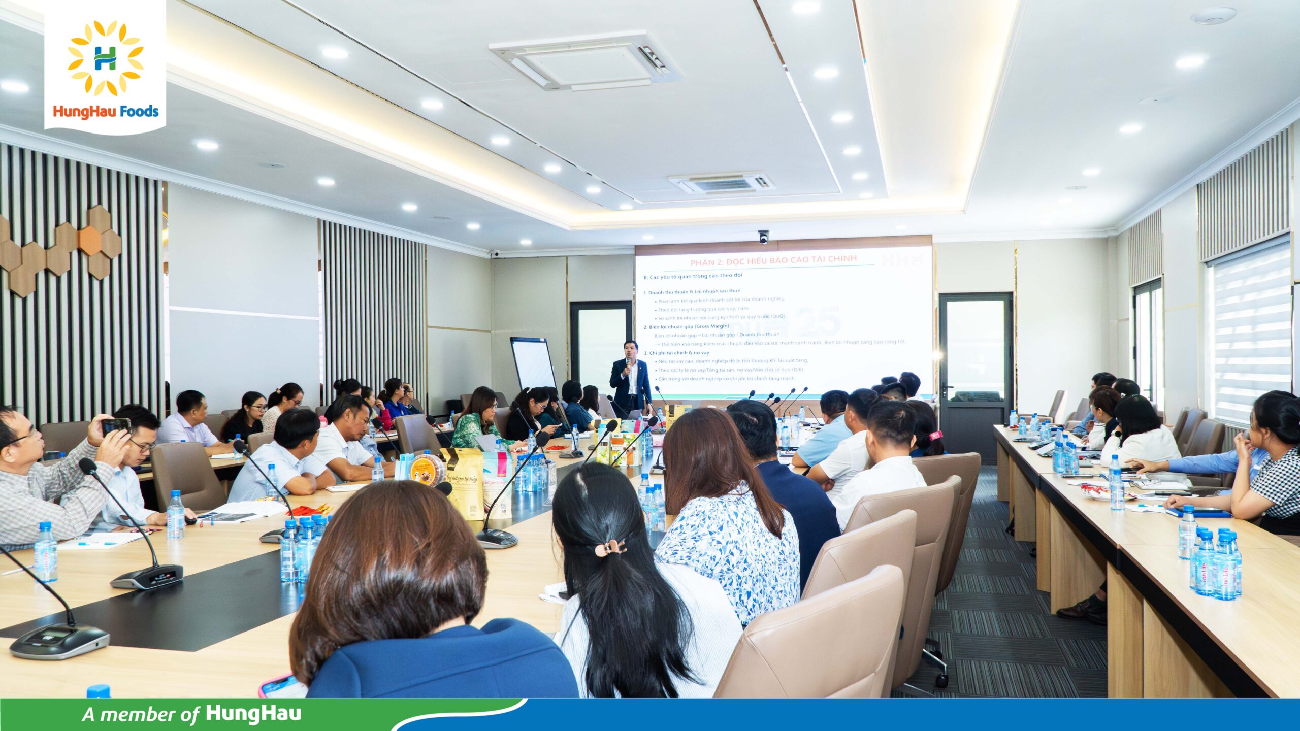 Vũ Quang Chính - Chủ tịch Hội đồng Điều hành HungHau FMCG Group trực tiếp hướng dẫn