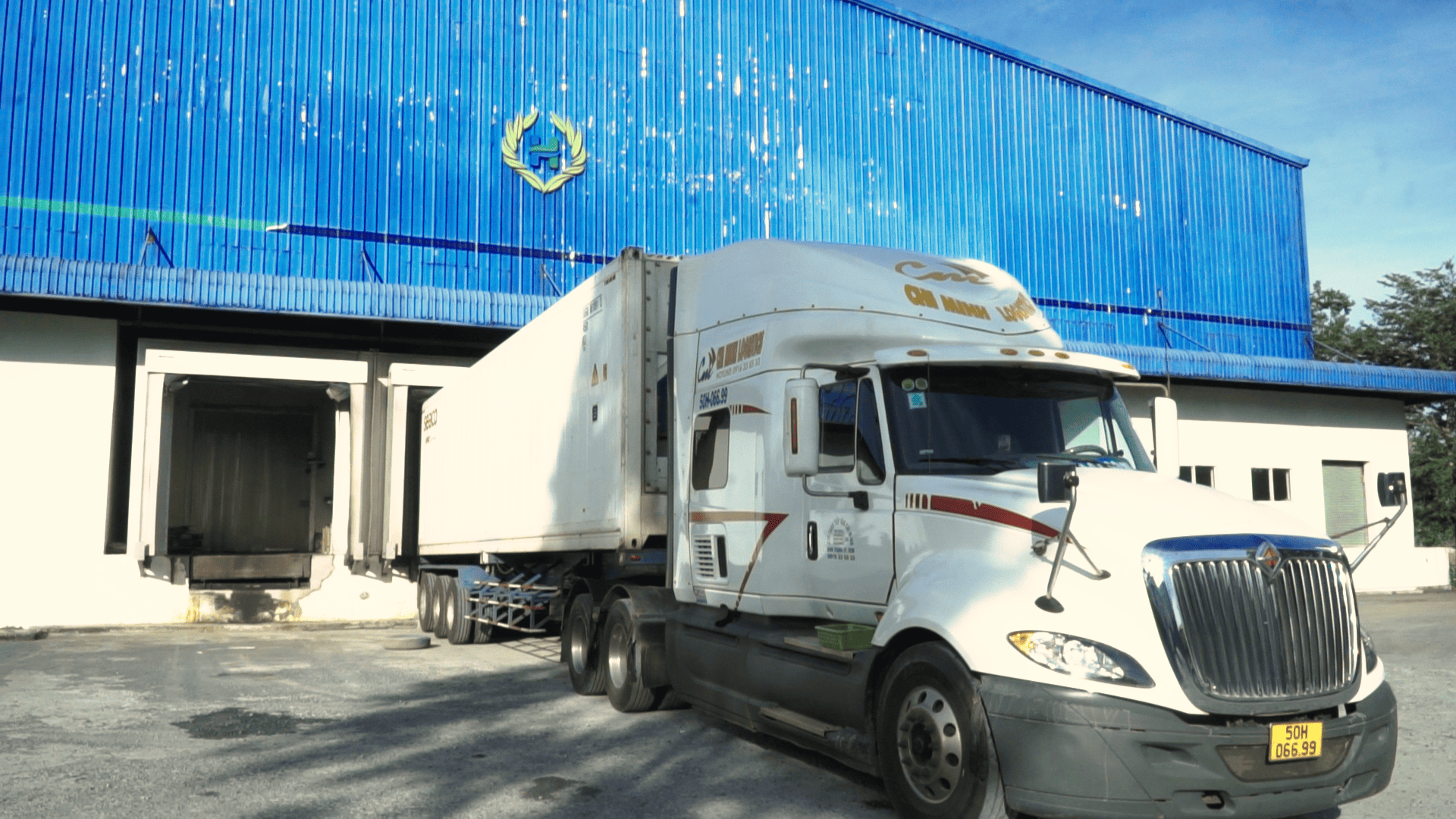Xe container tại nhà máy HungHau Foods chờ đóng hàng sầu riêng đông lạnh IQF để xuất khẩu