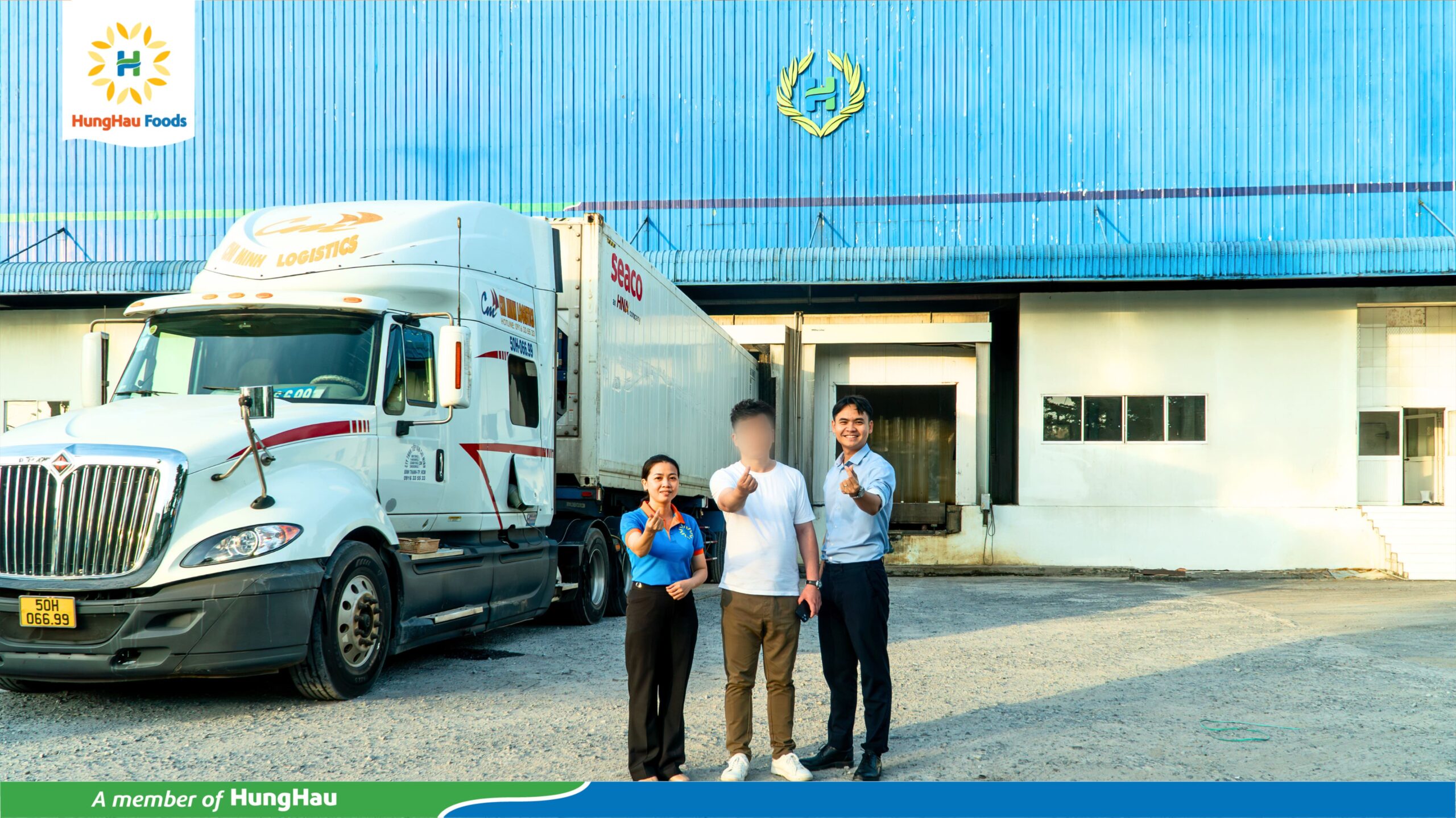 ội ngũ HungHau Foods và khách hàng chụp hình tại nhà máy