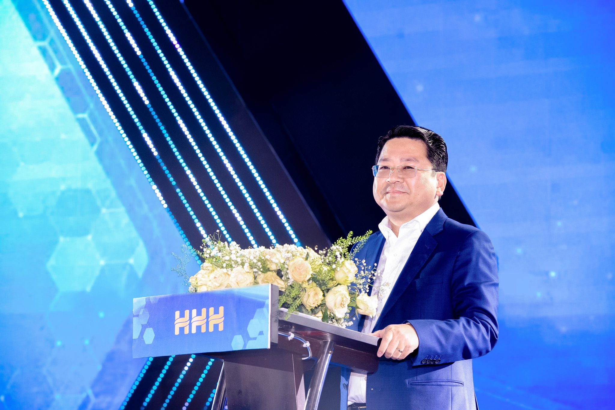 Chủ tịch Hội đồng Quản trị Ngôi nhà Hùng Hậu – Ông Trần Văn Hậu phát biểu tại đêm Gala Dinner, chia sẻ về những định hướng phát triển trong myH26 – Sync Global Direction và tầm nhìn đến myH45