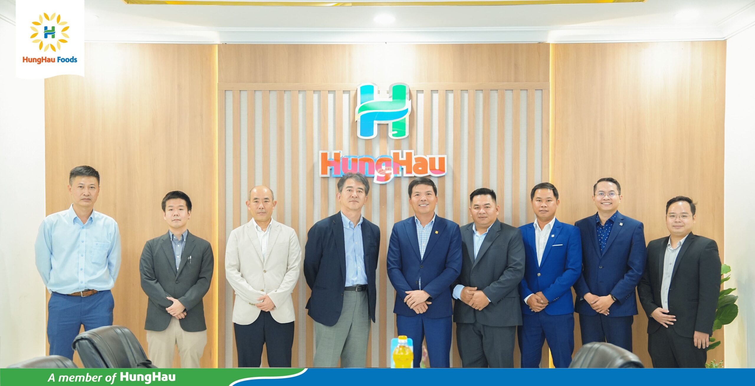 HungHau FMCG chụp ảnh lưu niệm cùng đối tác Công ty TNHH Showa Sangyo