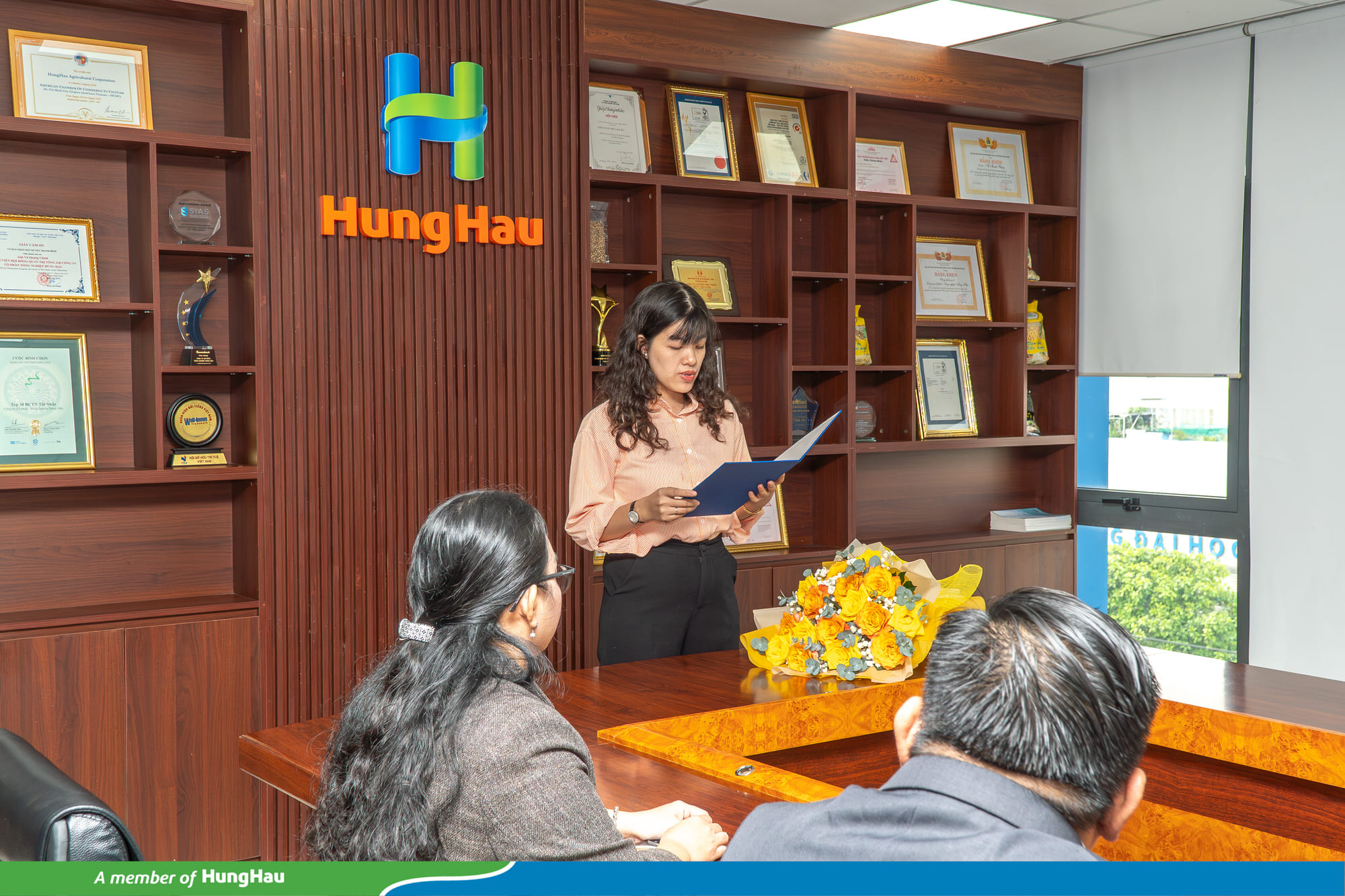 Giám đốc Ban Hành chính Nhân sự Bà Lương Lam Hoàng Linh đọc công bố quyết định bổ nhiệm chức vụ Giám đốc Kinh doanh.