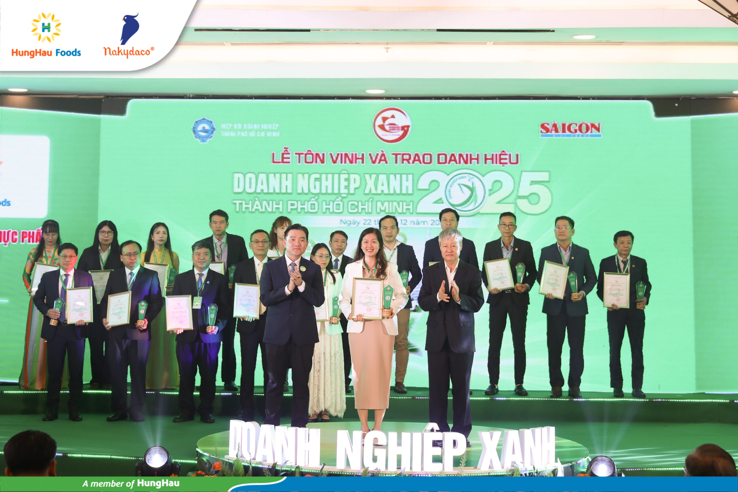 Bà Nguyễn Yến – Tổng Giám đốc Công ty Cổ phần Thực phẩm HungHau, Phó Chủ tịch FMCG Group – lên nhận giải Doanh nghiệp Xanh.