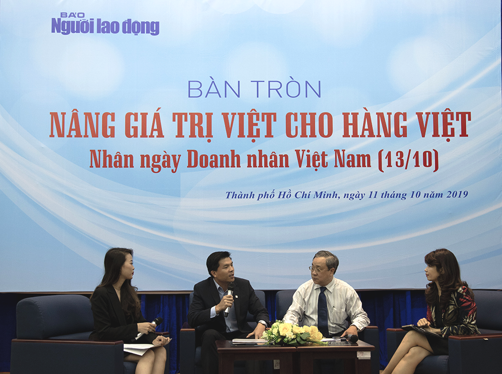 Từ phải sang: Bà Dương Từ Uyên Thảo, Giám đốc kinh doanh – xuất khẩu Công ty TNHH Sản xuất nhựa Duy Tân; TS. Nguyễn Ngọc Hòa, Phó Giám đốc Sở Công Thương TP HCM; ông Vũ Quang Chính, Chủ tịch hội đồng quản trị FMCG, tại buổi trao đổi do Báo Người Lao Động tổ chức.
