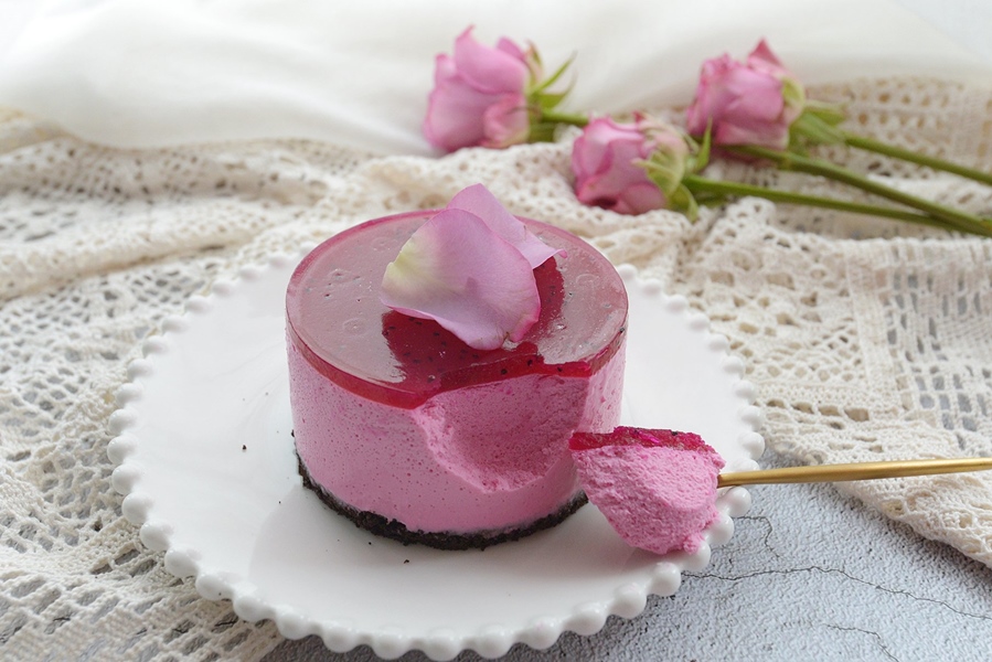 Bánh kem được làm từ thanh long ruột đỏ 