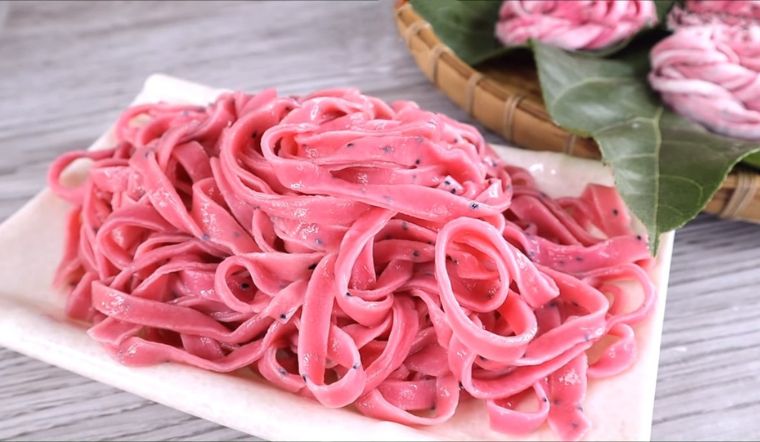Sợi mì được làm từ thanh long ruột đỏ 