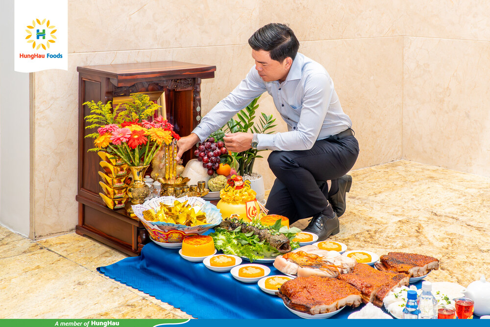 Ông Vũ Quang Chính – Chủ tịch Hội đồng Điều hành HungHau FMCG Group chủ trì lễ cúng