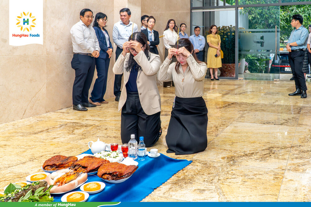 Ban điều hành, cán bộ quản lý và toàn thể cán bộ nhân viên hai đơn vị tham gia lễ cúng