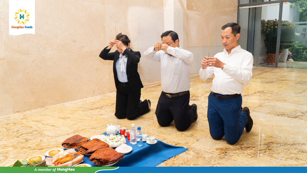 Ban điều hành, cán bộ quản lý và toàn thể cán bộ nhân viên hai đơn vị tham gia lễ cúng