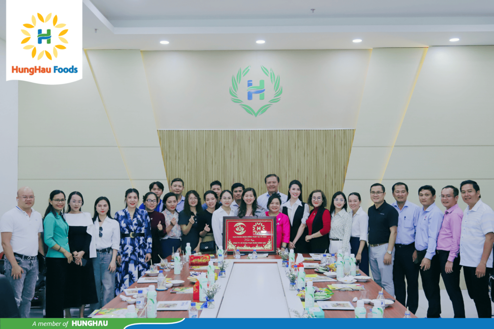 Bà Nguyễn Yến - Phó Chủ tịch HĐĐH HungHau FMCG Group, Tổng Giám đốc HungHau Foods tiếp đón đoàn doanh nghiệp