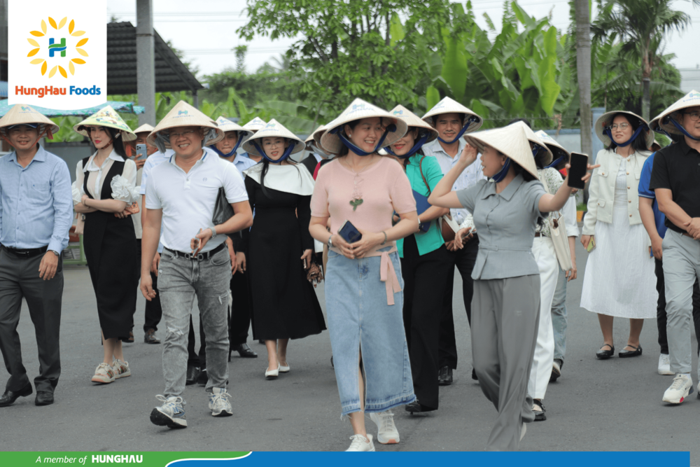 Bà Nguyễn Yến - Phó Chủ tịch HĐĐH HungHau FMCG Group, Tổng Giám đốc HungHau Foods tiếp đón đoàn doanh nghiệp 