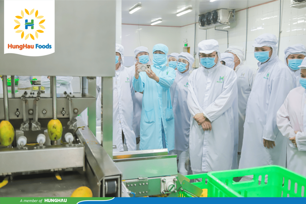 Đoàn doanh nghiệp ghé thăm nhà máy sản xuất