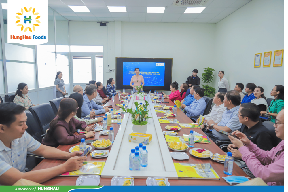 Bà Nguyễn Yến - Phó Chủ tịch HĐĐH HungHau FMCG Group, Tổng Giám đốc HungHau Foods tiếp đón đoàn doanh nghiệp 