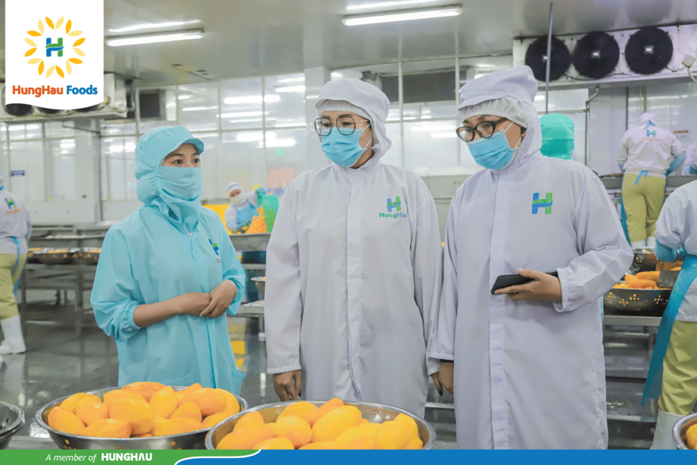 Đoàn doanh nghiệp ghé thăm nhà máy sản xuất