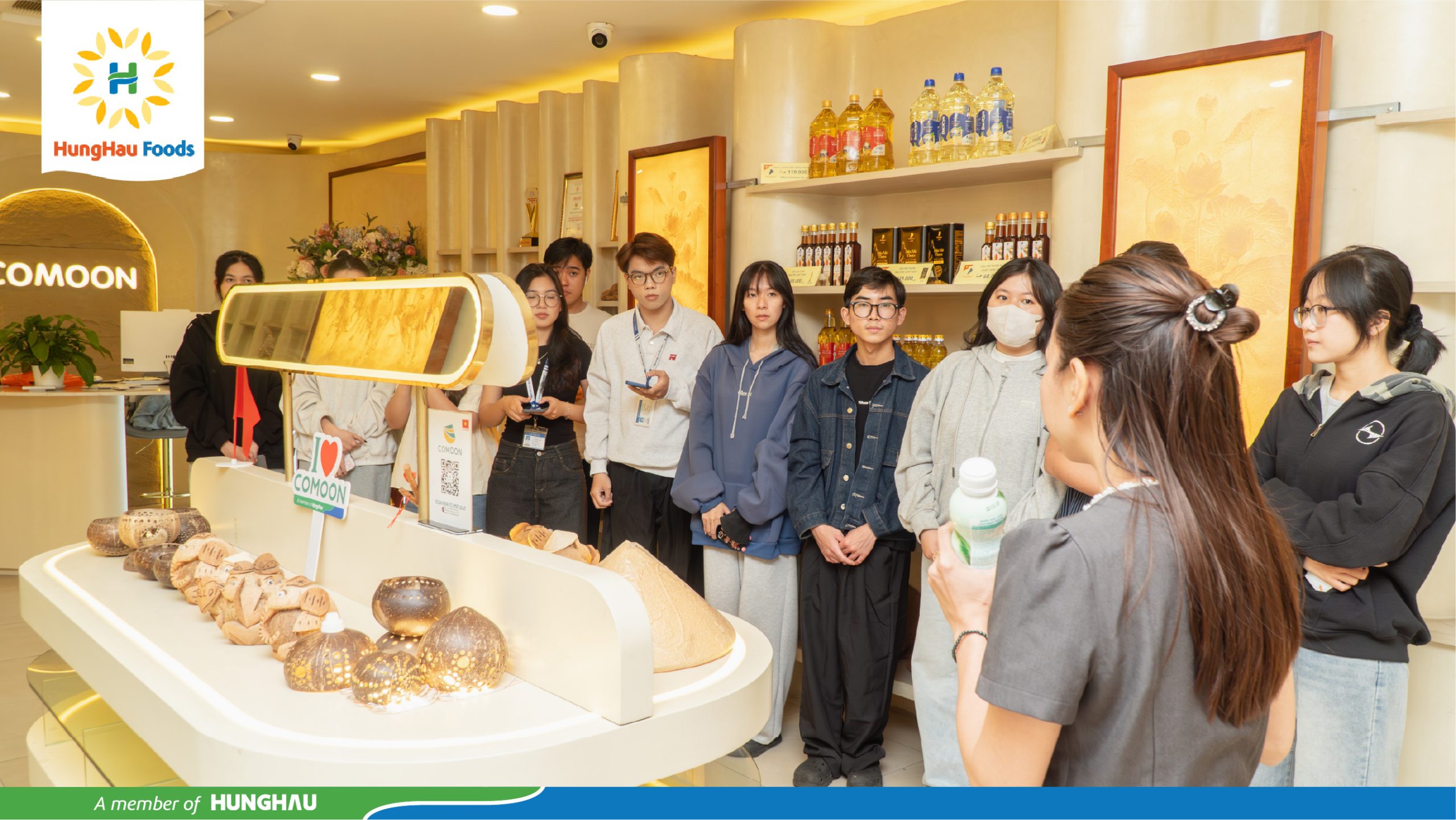 Sinh viên lắng nghe chia sẻ từ nhân viên COMOON về hành trình và môi trường làm việc tại COMOON