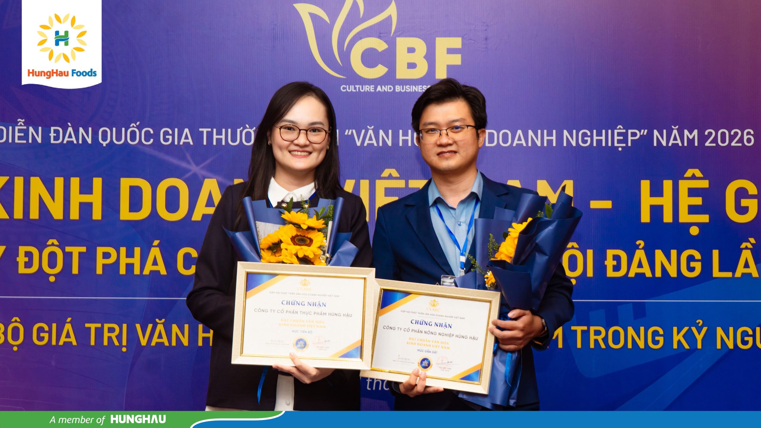 Ban điều hành HungHau Foods nhận nhận giải Doanh nghiệp đạt chuẩn văn hoá kinh doanh Việt Nam 2025.