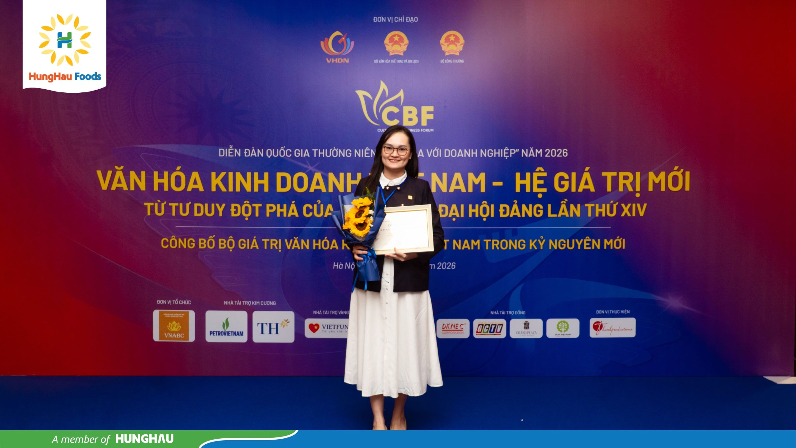 Ban điều hành HungHau Foods nhận nhận giải Doanh nghiệp đạt chuẩn văn hoá kinh doanh Việt Nam 2025.