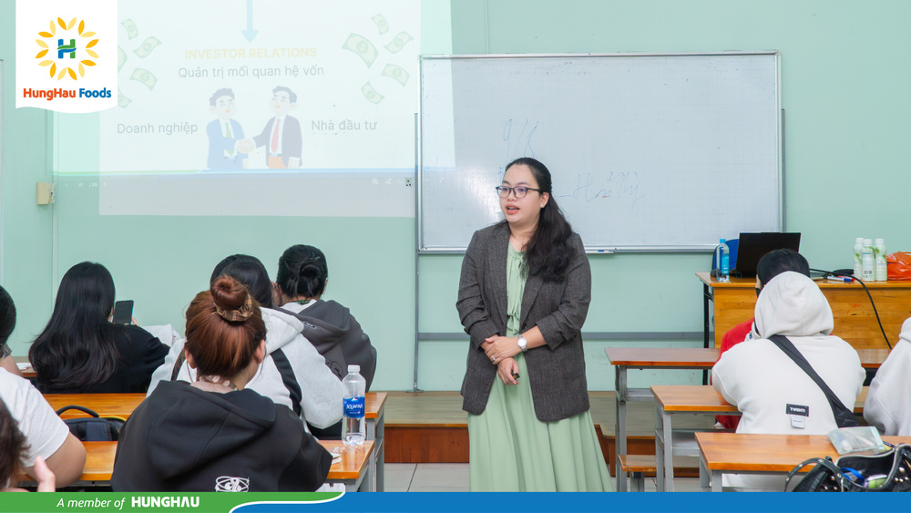Phó Tổng Giám đốc HungHau Foods - Bà Võ Thị Minh Trang chia sẻ kiến thức quan hệ nhà đầu tư cho sinh viên Trường Đại học Văn Hiến