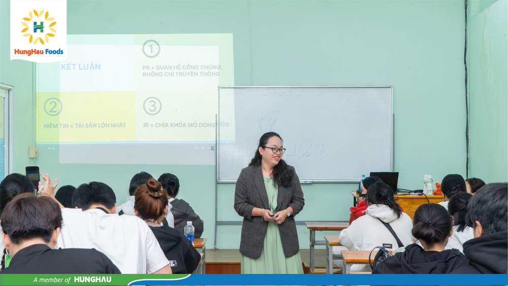 Phó Tổng Giám đốc HungHau Foods - Bà Võ Thị Minh Trang chia sẻ kiến thức quan hệ nhà đầu tư cho sinh viên Trường Đại học Văn Hiến