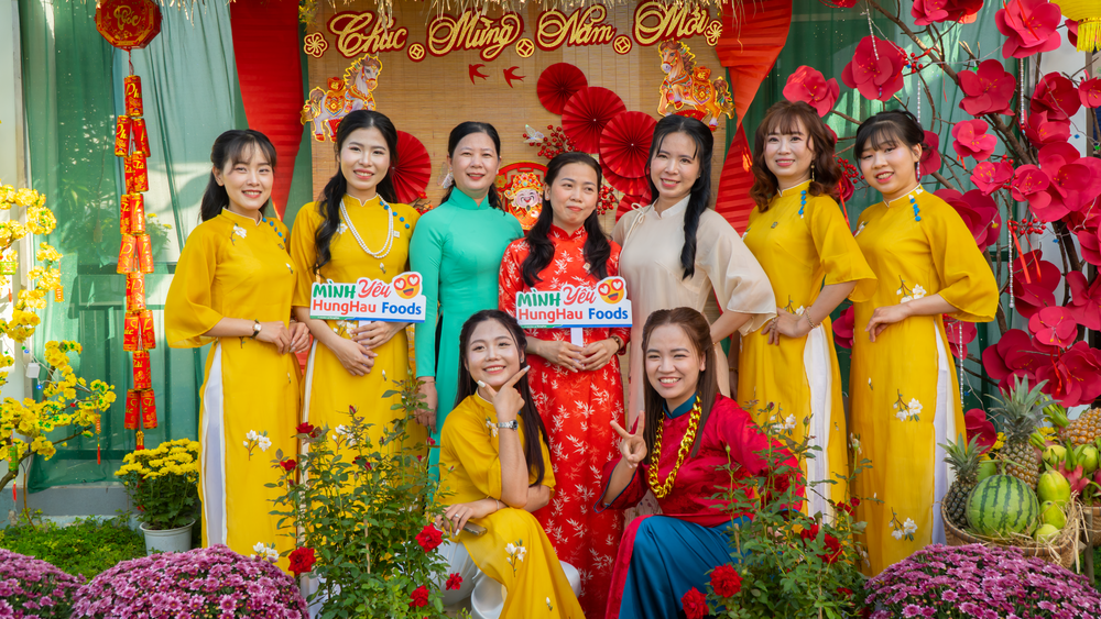 Anh chị em công nhân và CBQL nhà máy chup hình ở góc tiểu cảnh