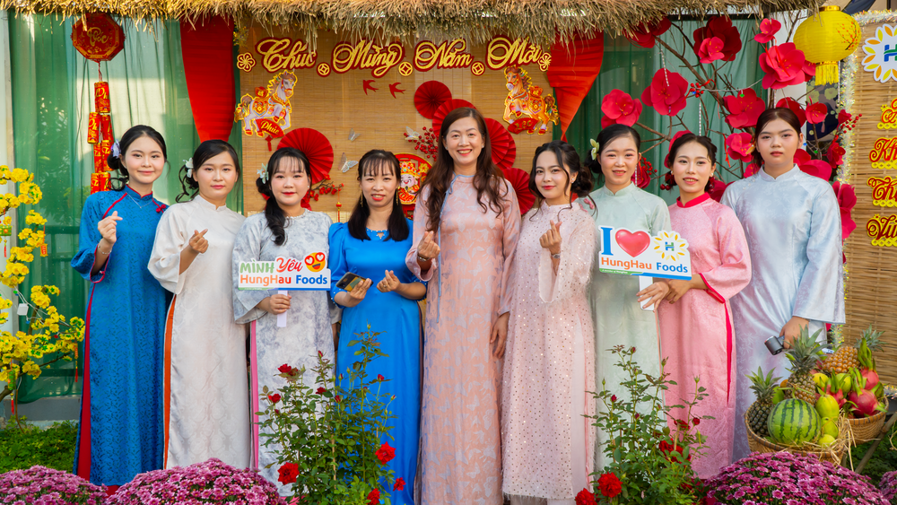 Anh chị em công nhân và CBQL nhà máy chup hình ở góc tiểu cảnh