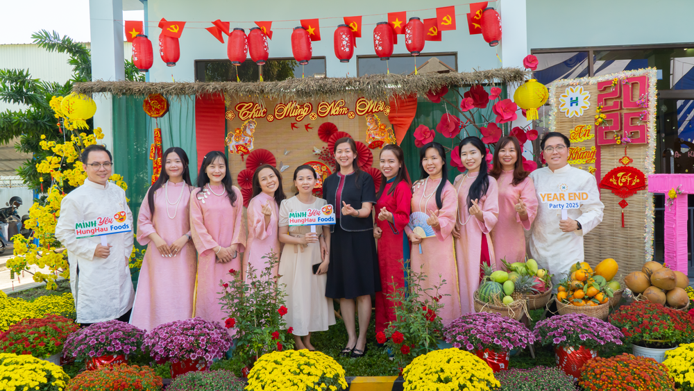 Anh chị em công nhân và CBQL nhà máy chup hình ở góc tiểu cảnh