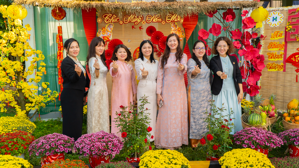 Anh chị em công nhân và CBQL nhà máy chup hình ở góc tiểu cảnh