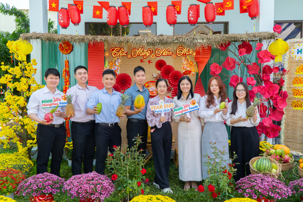 Anh chị em công nhân và CBQL nhà máy chup hình ở góc tiểu cảnh